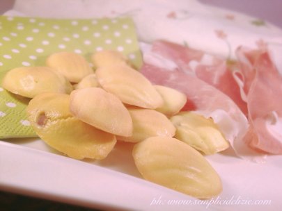 Madeleine Salate con Prosciutto Crudo